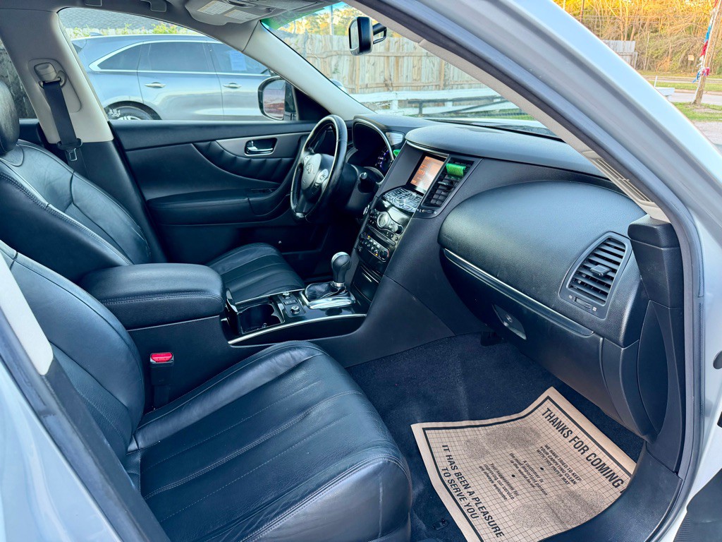 2017 INFINITI QX70 Image 8