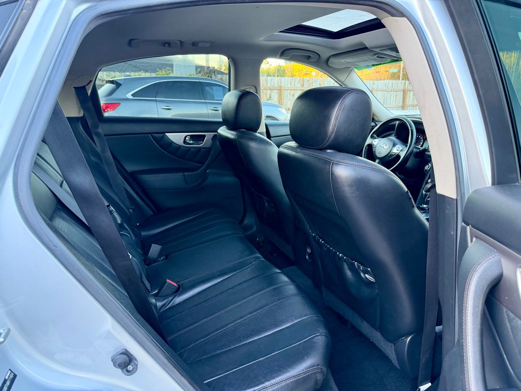 2017 INFINITI QX70 Image 9