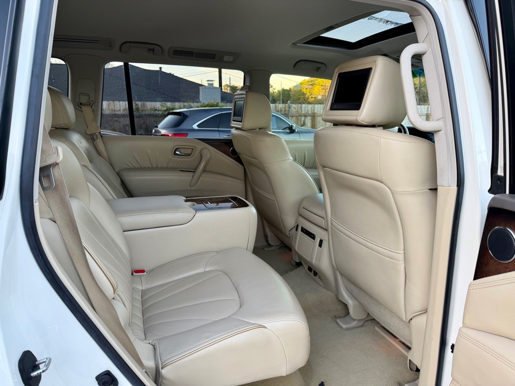 2011 INFINITI QX56 Image 9