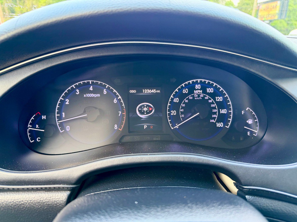 2014 Hyundai Genesis Image 8