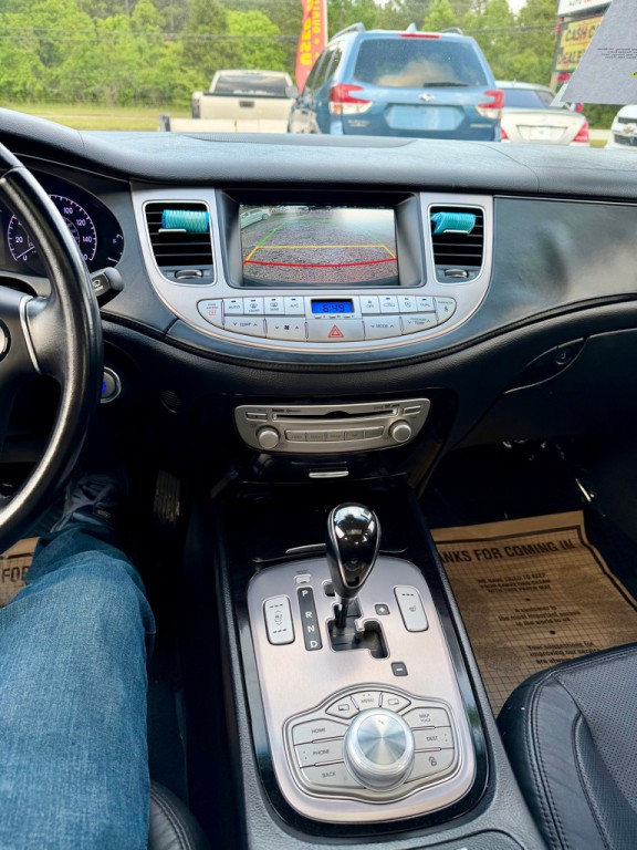 2014 Hyundai Genesis Image 9