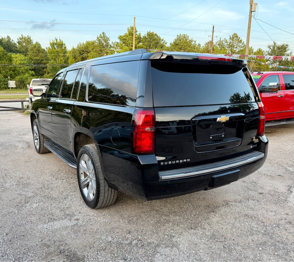 2017 Chevrolet Suburban Image 3