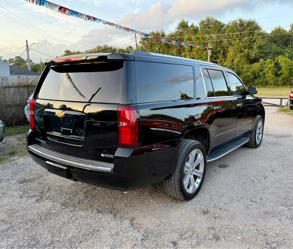 2017 Chevrolet Suburban Image 4