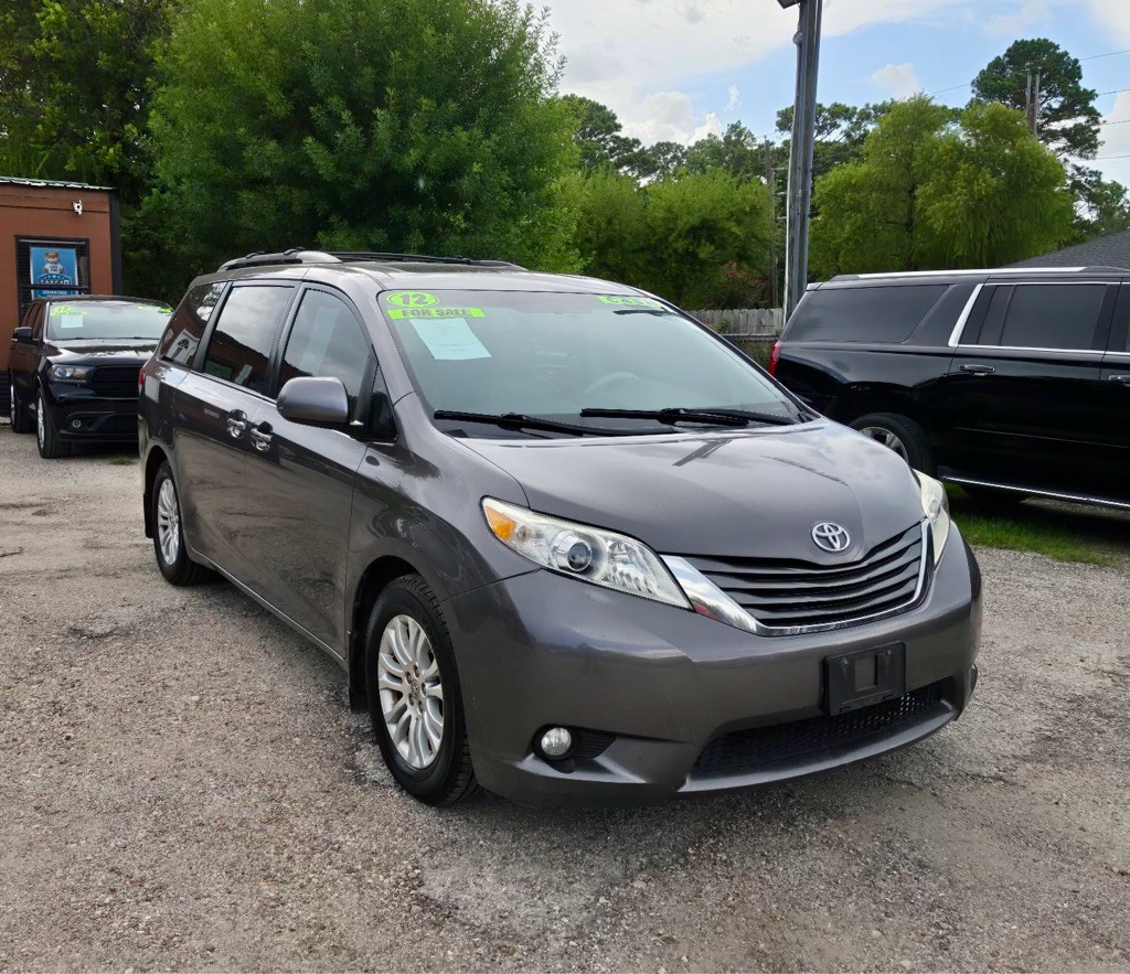 2012 Toyota Sienna Image 1