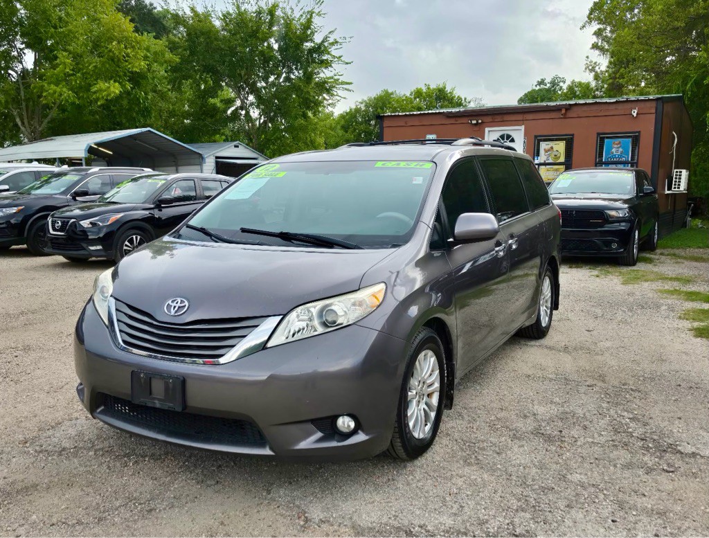 2012 Toyota Sienna Image 2