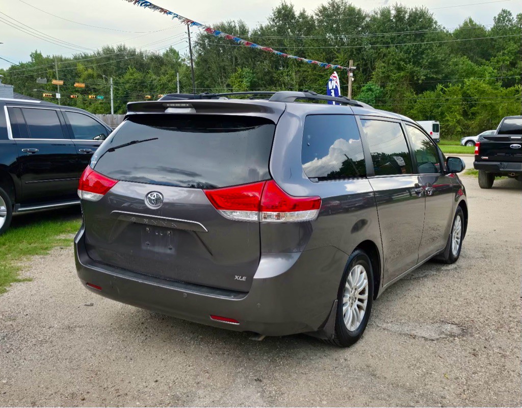 2012 Toyota Sienna Image 3