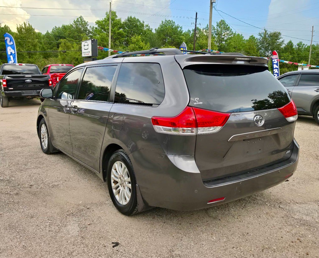 2012 Toyota Sienna Image 4