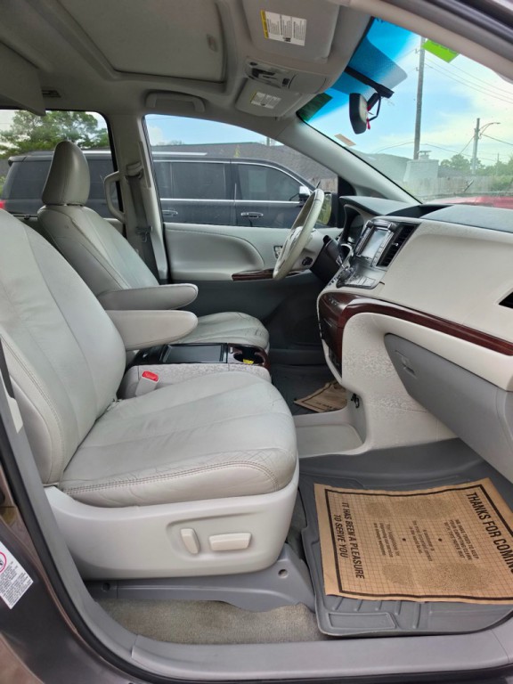2012 Toyota Sienna Image 6
