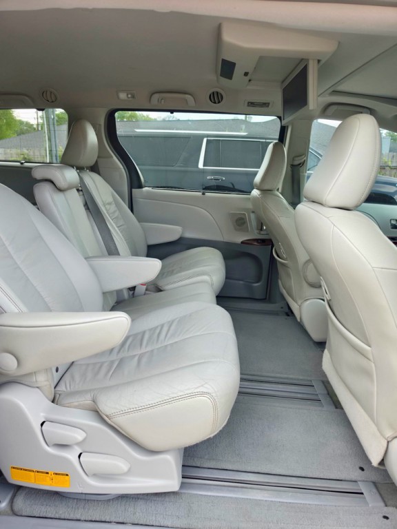 2012 Toyota Sienna Image 7