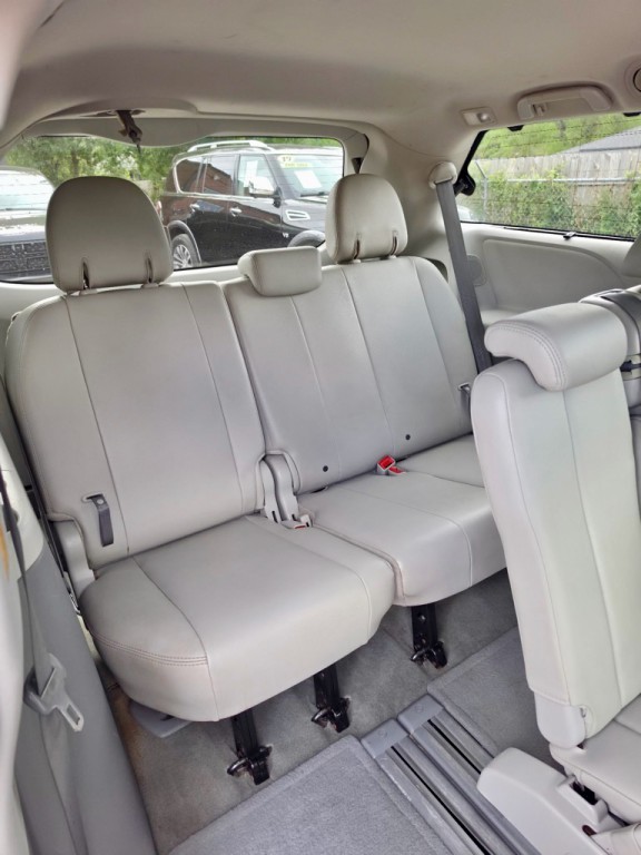 2012 Toyota Sienna Image 8