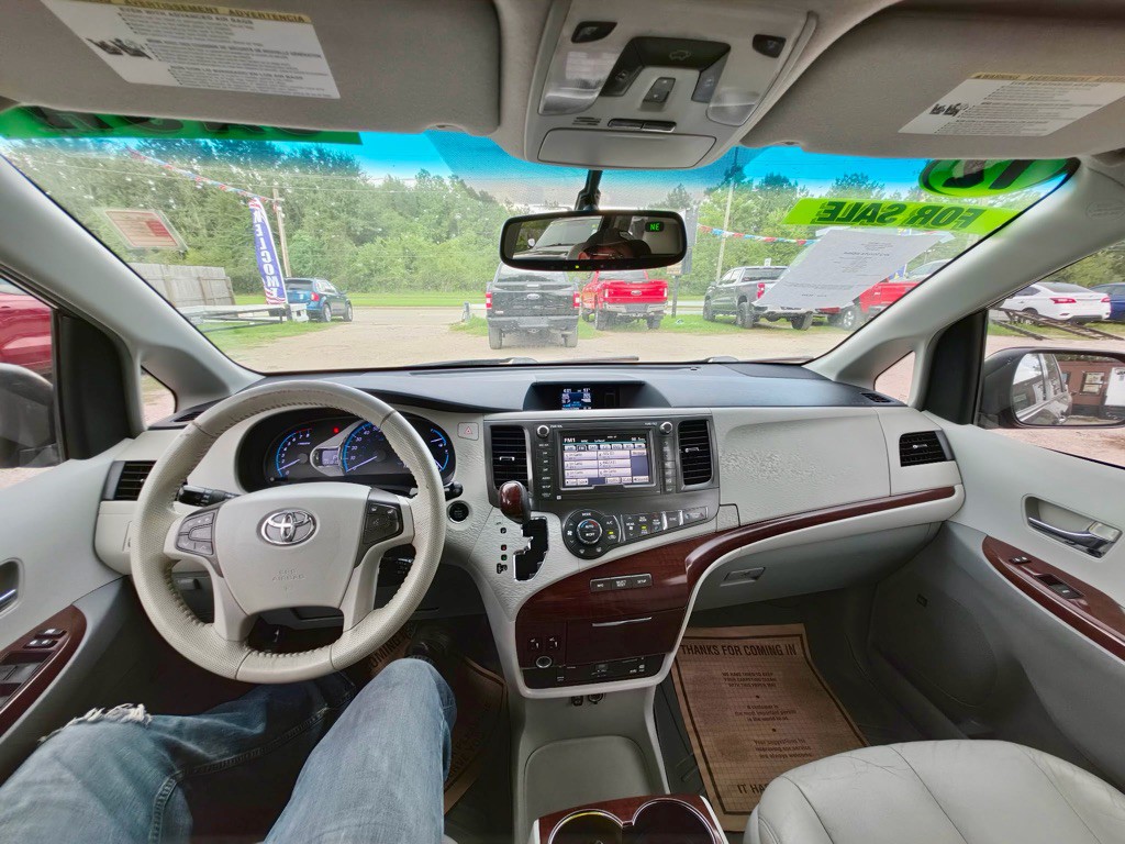2012 Toyota Sienna Image 9