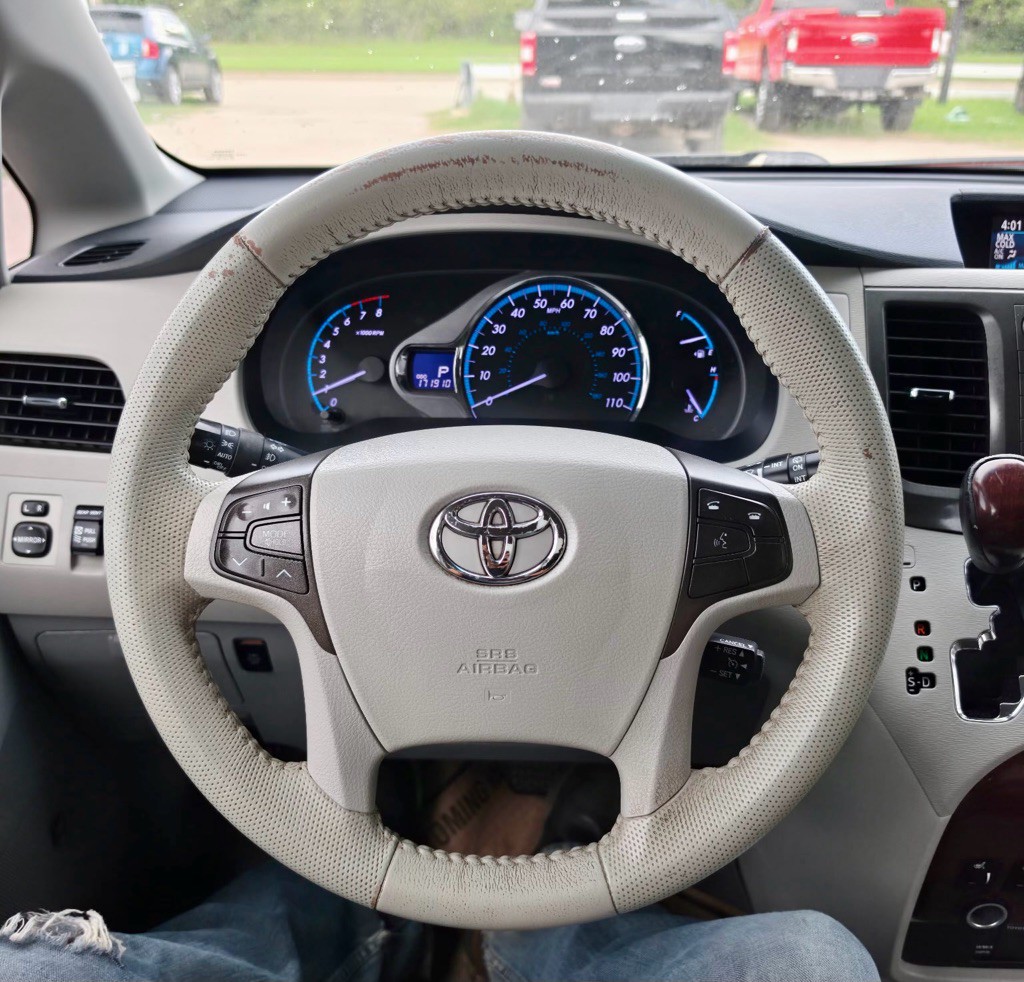 2012 Toyota Sienna Image 11