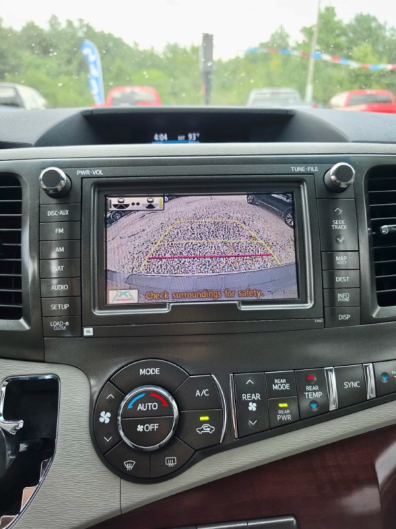 2012 Toyota Sienna Image 12