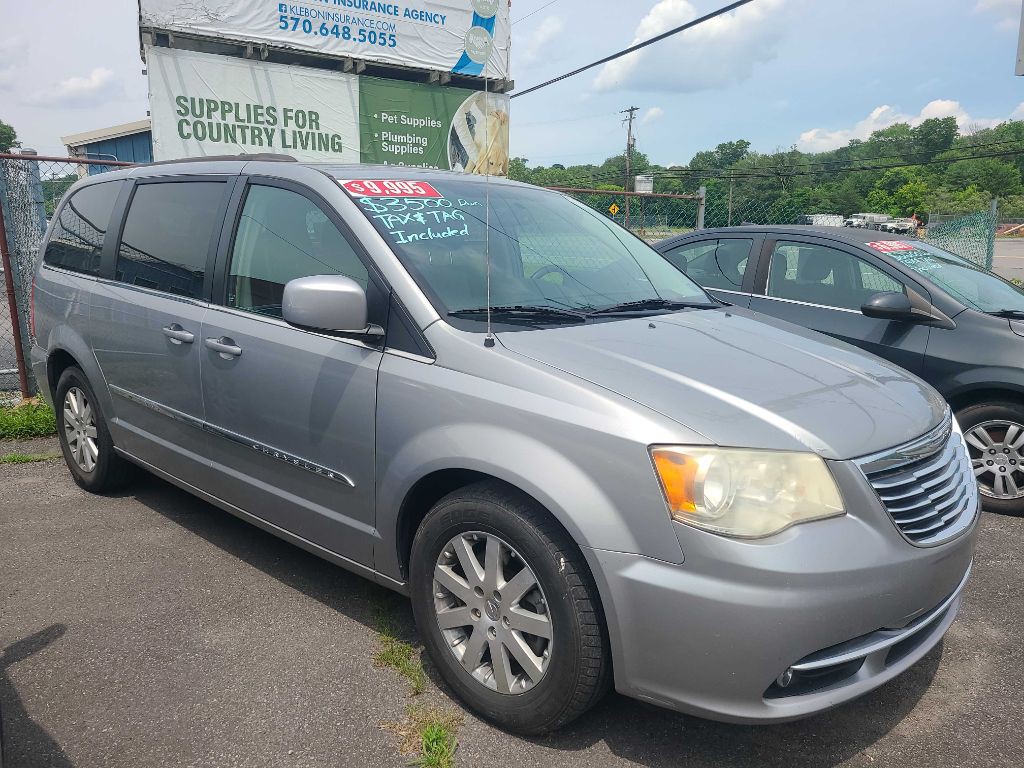 2014 Chrysler Town & Country Image 3
