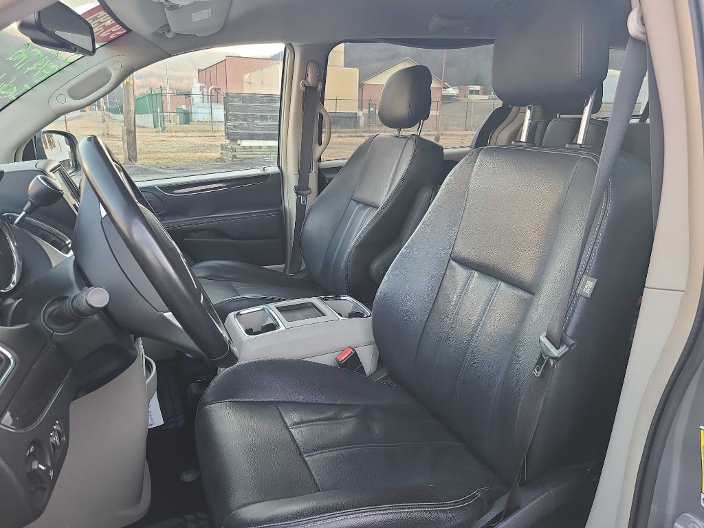 2014 Chrysler Town & Country Image 6