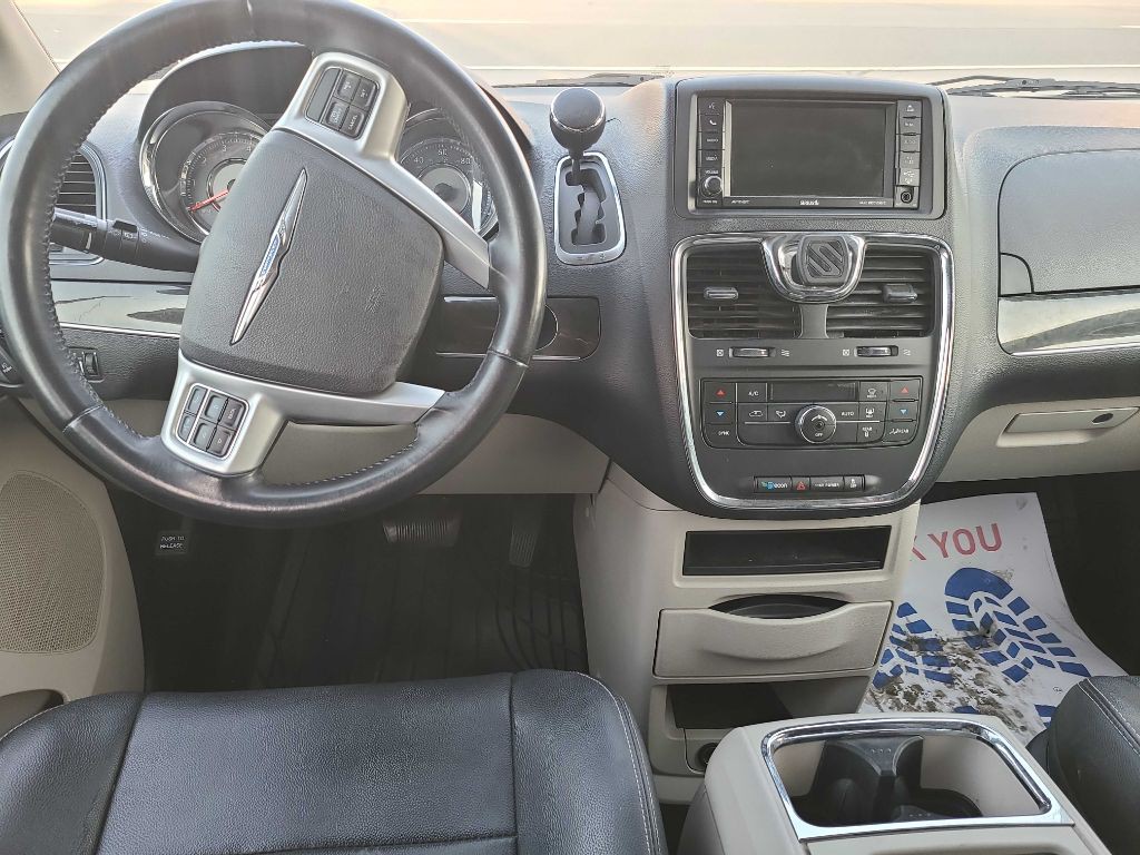 2014 Chrysler Town & Country Image 7