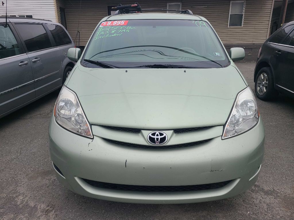 2009 Toyota Sienna Image 1