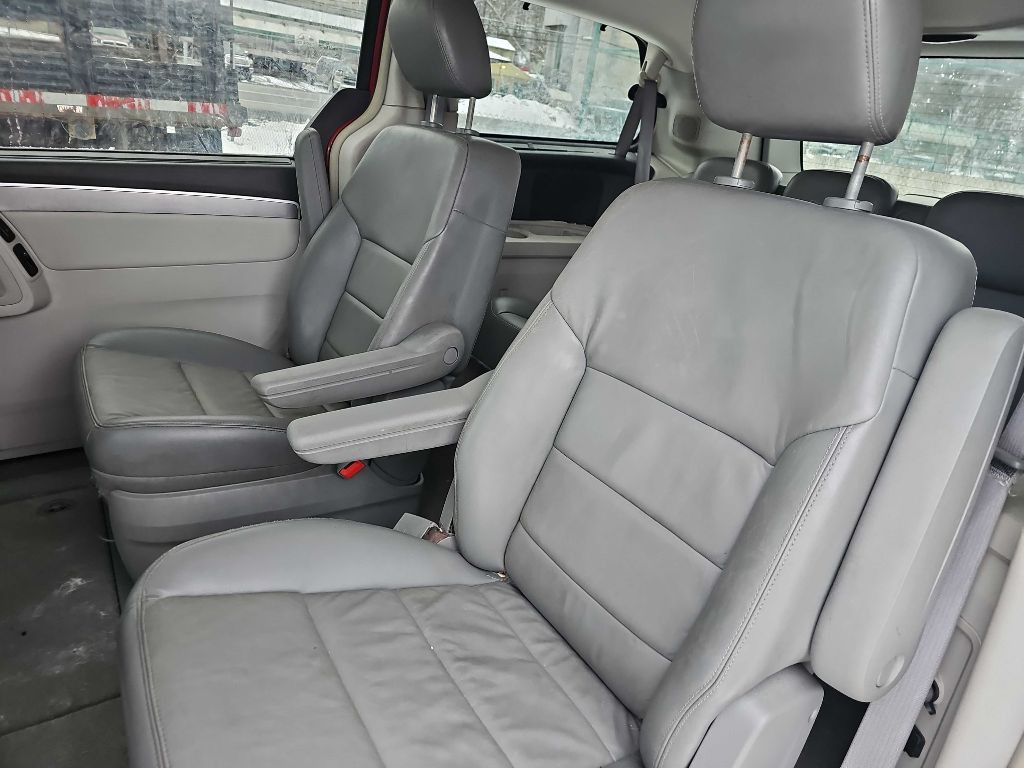 2009 Volkswagen Routan Image 6