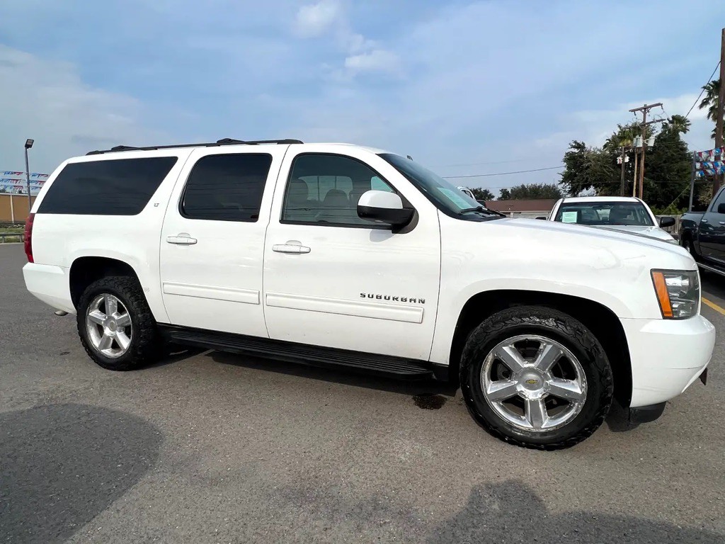 2013 Chevrolet Suburban Image 2