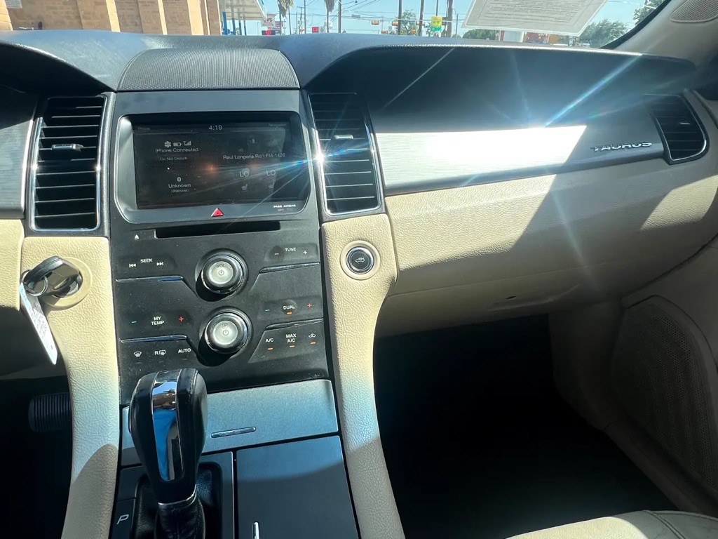 2014 Ford Taurus Image 9