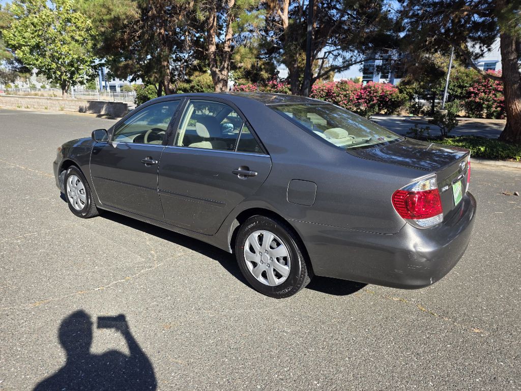 2005 Toyota Camry Image 2