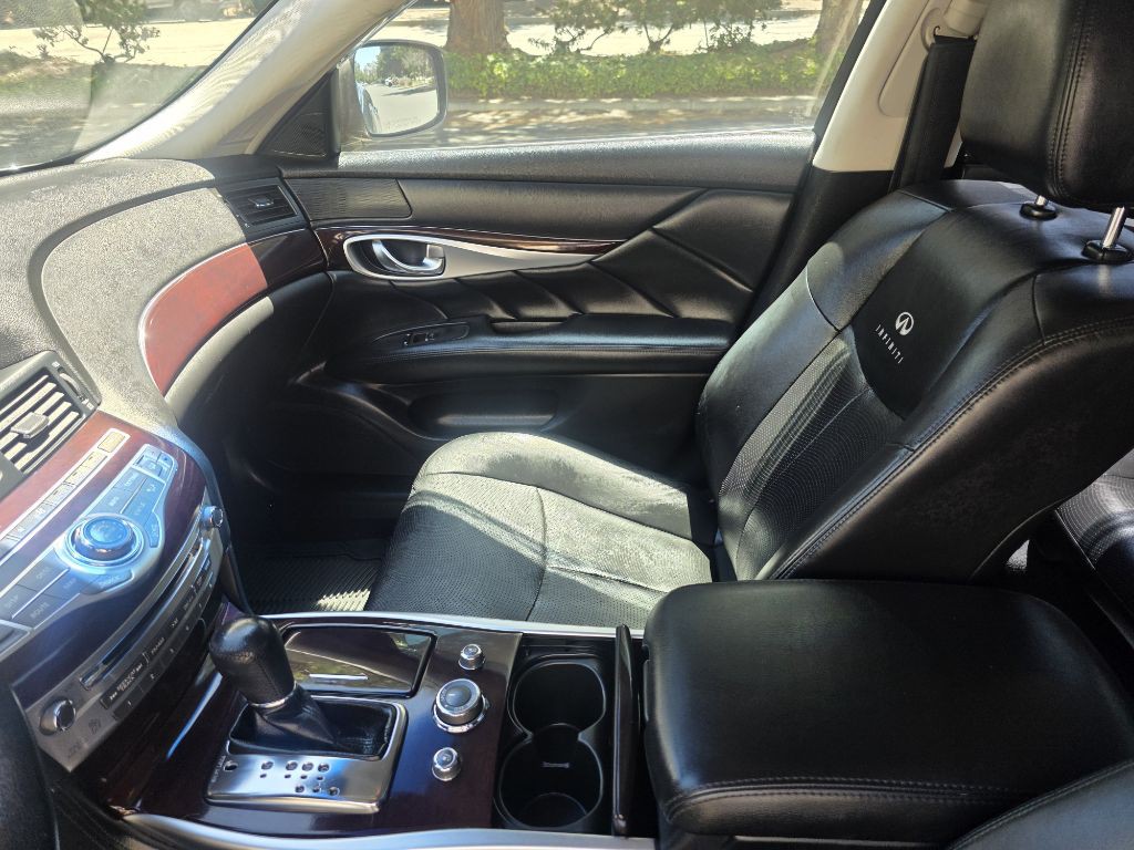 2011 INFINITI M37 Image 12