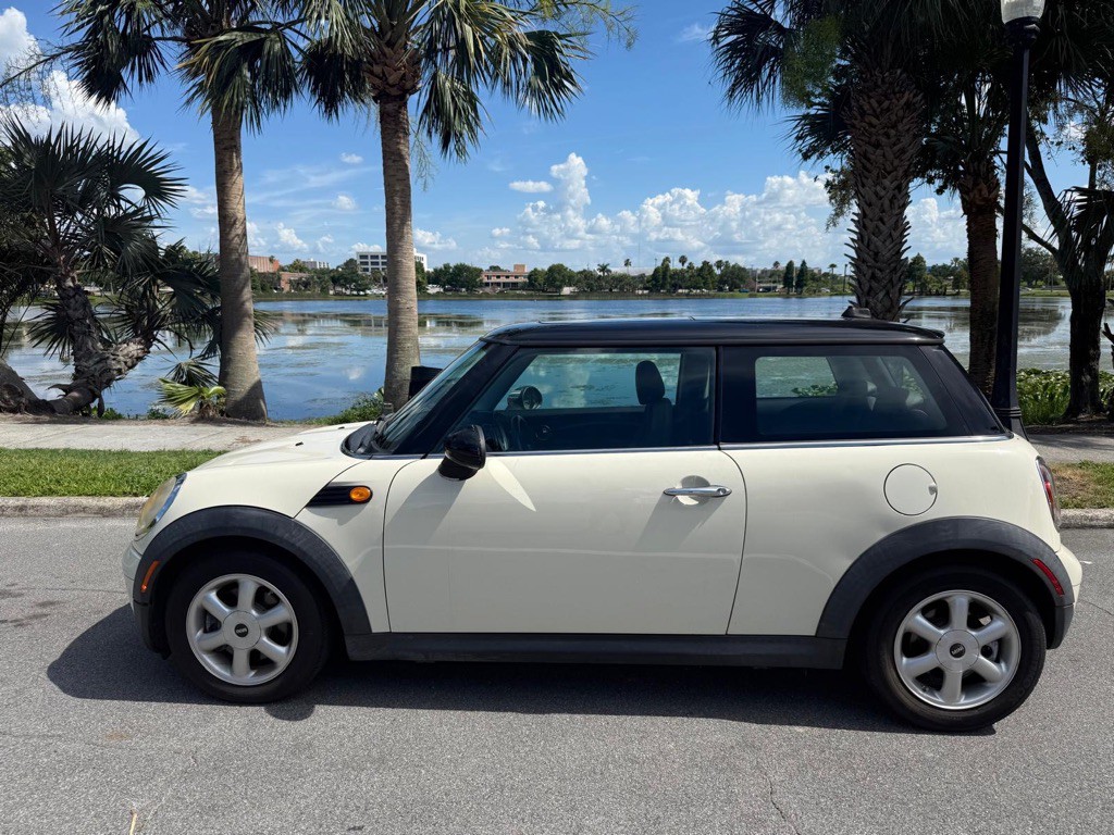 2009 MINI Cooper Image 1