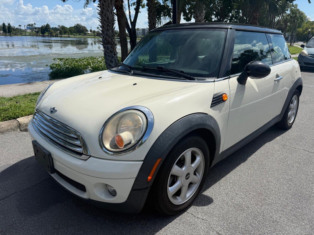 2009 MINI Cooper Image 2