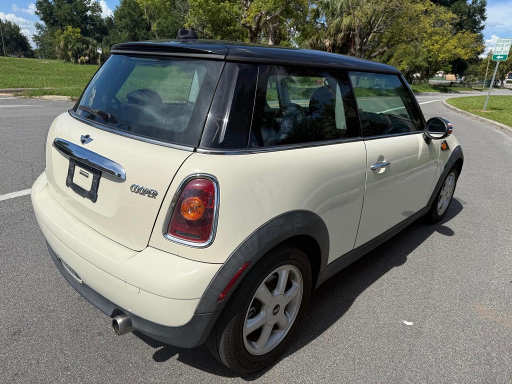 2009 MINI Cooper Image 7