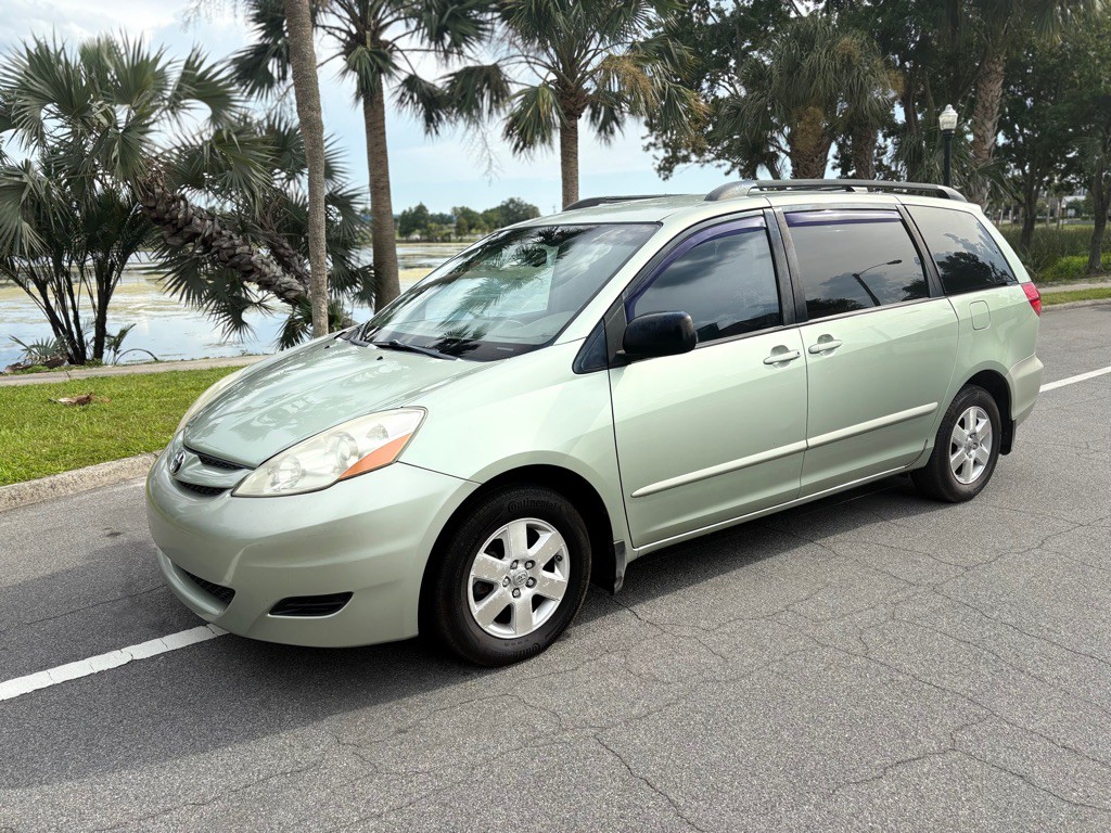 2007 Toyota Sienna Image 2