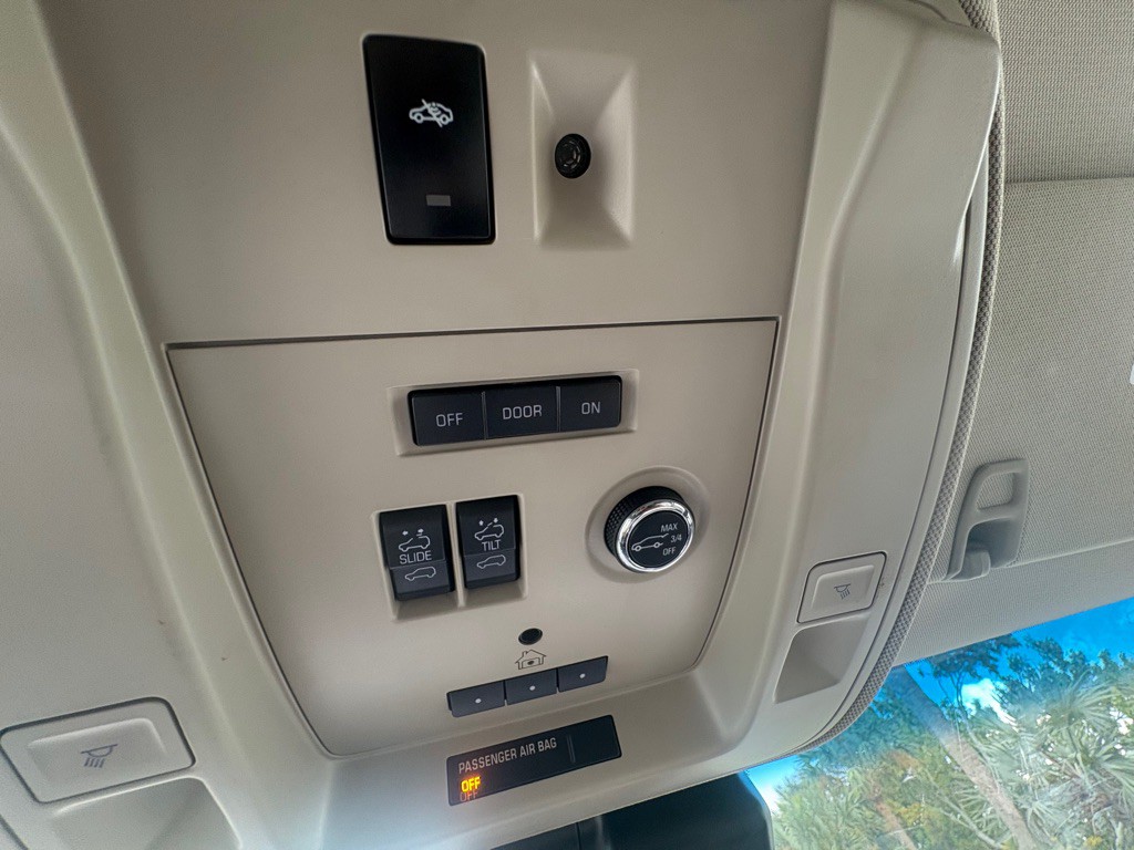 2015 Cadillac Escalade Image 21