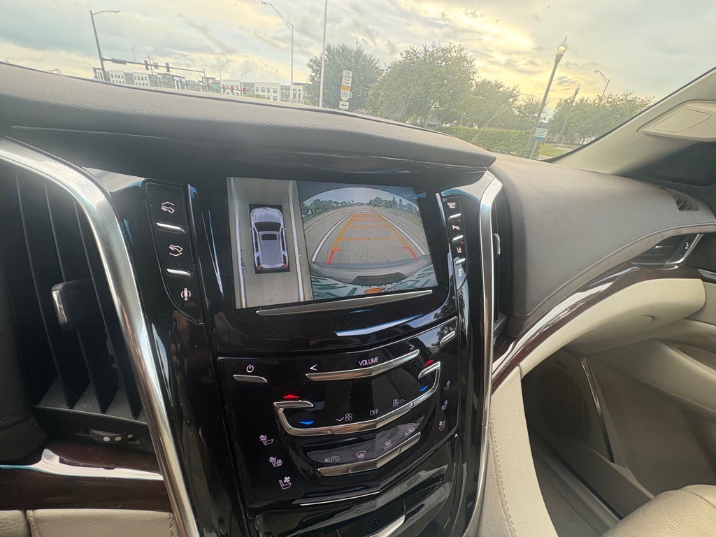 2015 Cadillac Escalade Image 23