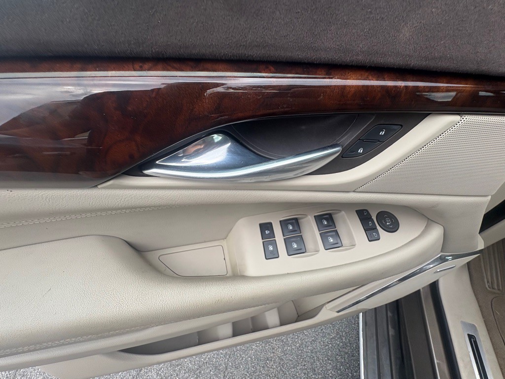 2015 Cadillac Escalade Image 24