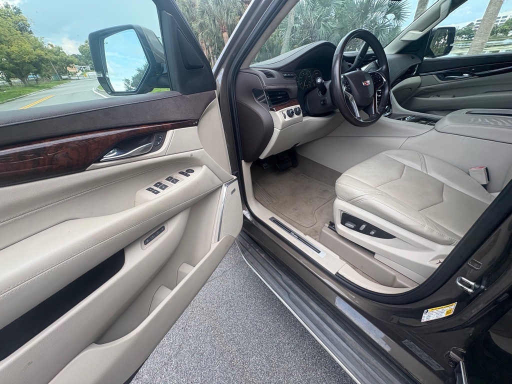 2015 Cadillac Escalade Image 25