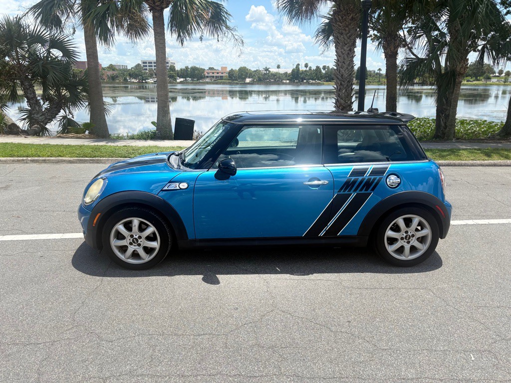 2010 MINI Cooper Image 1