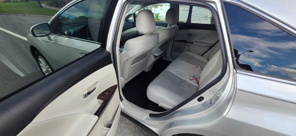 2011 Toyota Venza Image 11