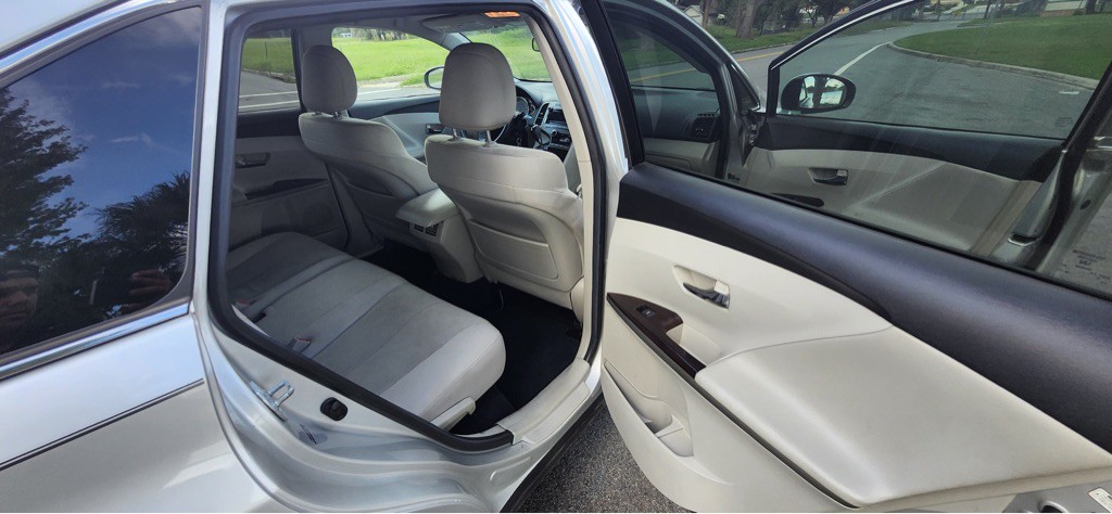 2011 Toyota Venza Image 17