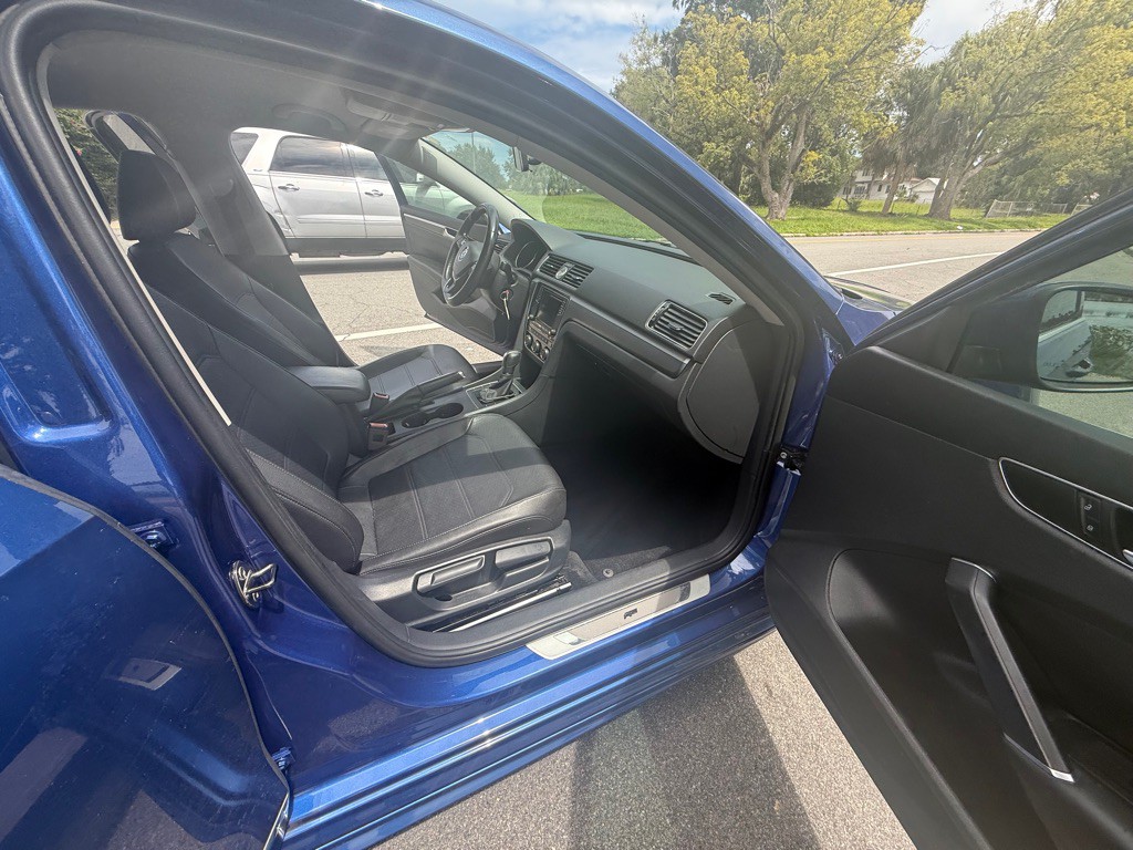 2017 Volkswagen Passat Image 9