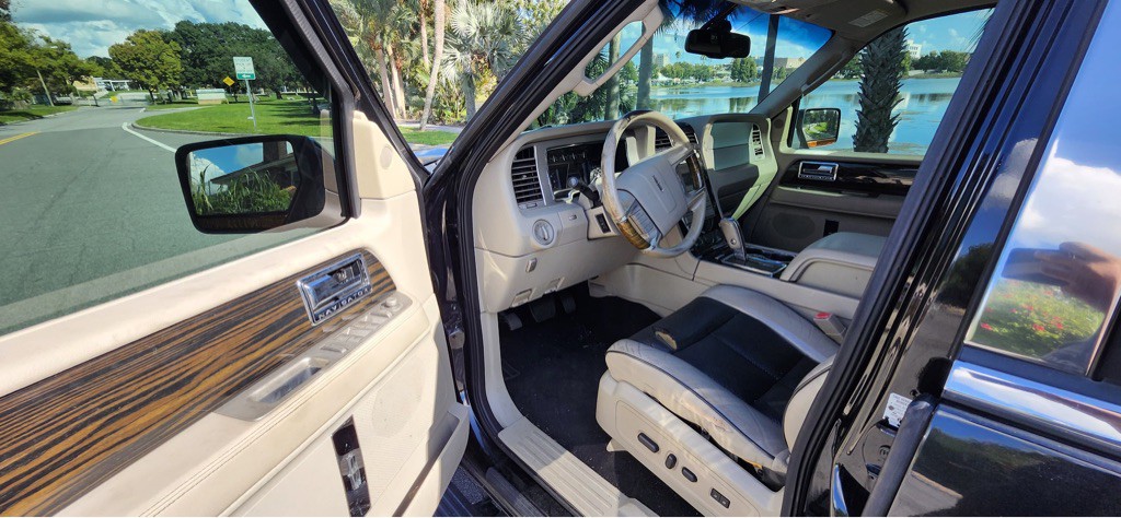2010 Lincoln Navigator Image 11