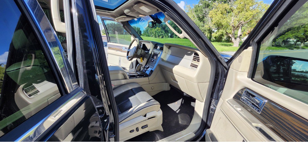 2010 Lincoln Navigator Image 12
