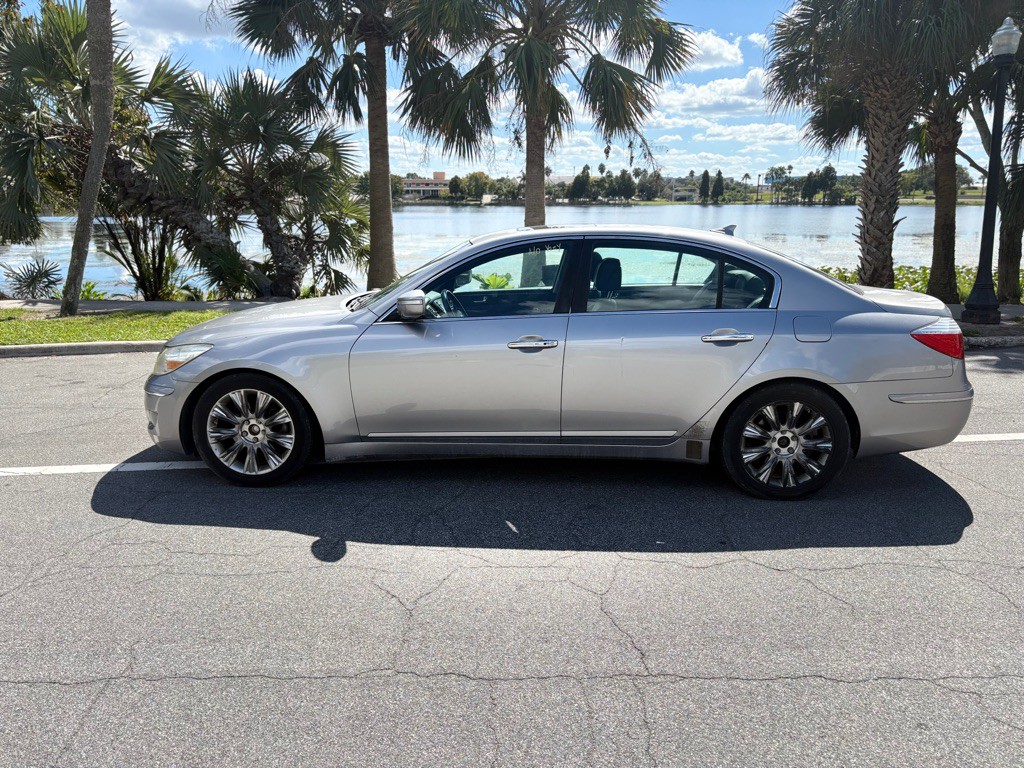 2009 Hyundai Genesis Image 1