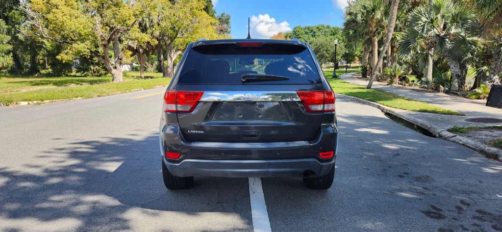 2011 Jeep Grand Cherokee Image 2