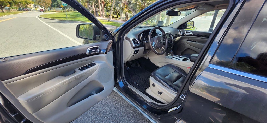 2011 Jeep Grand Cherokee Image 8