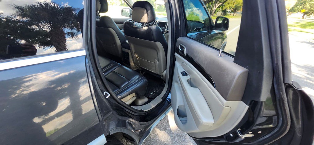 2011 Jeep Grand Cherokee Image 10