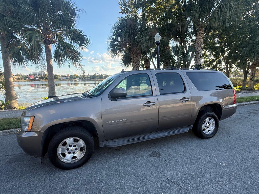 2012 Chevrolet Suburban Image 2
