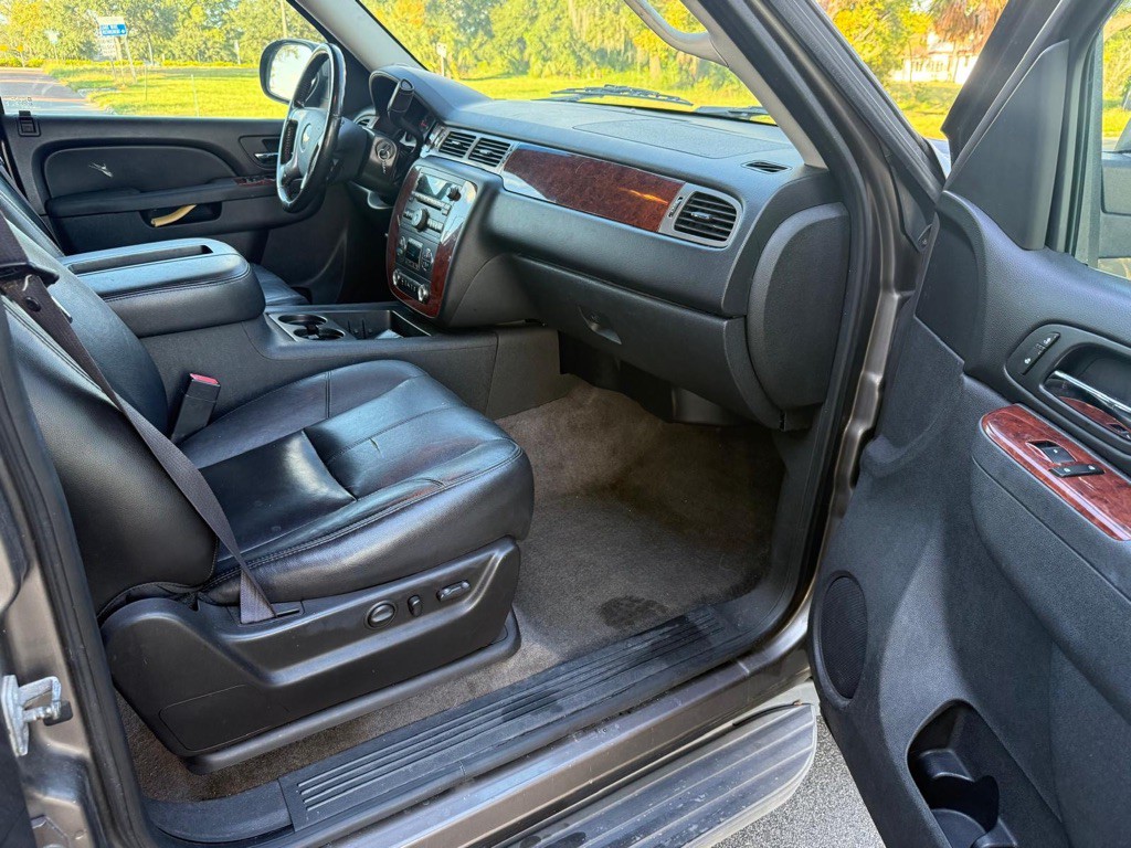 2012 Chevrolet Suburban Image 10