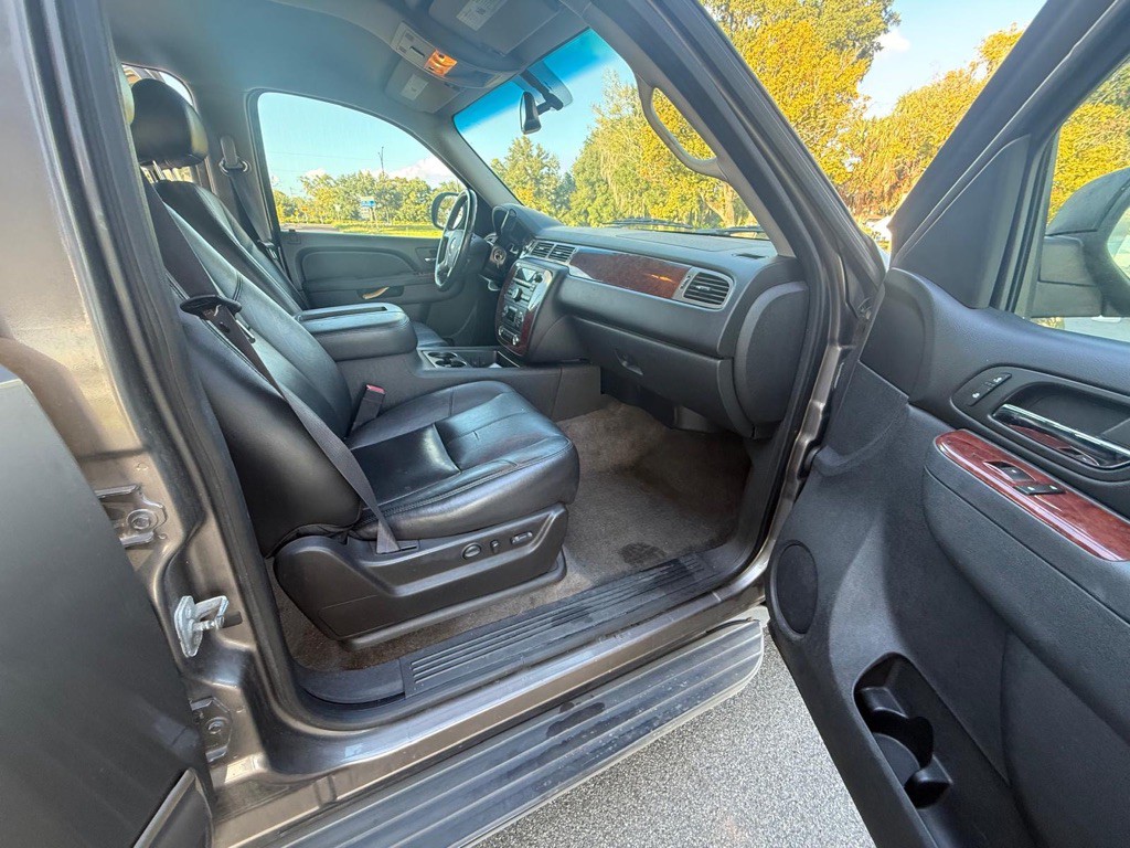 2012 Chevrolet Suburban Image 11