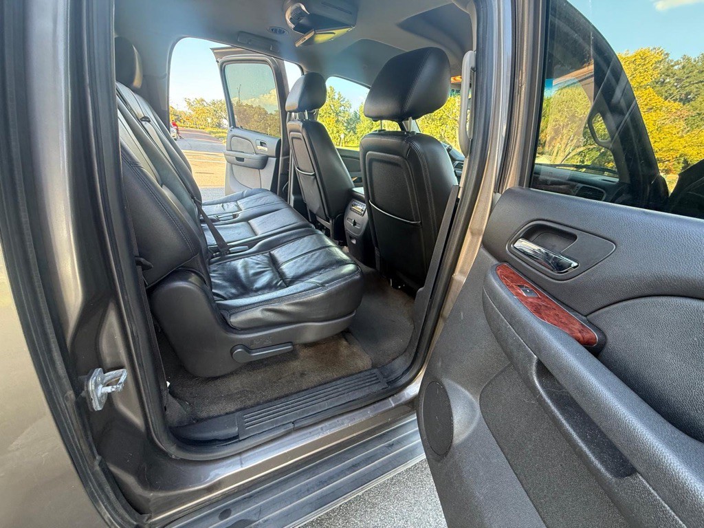 2012 Chevrolet Suburban Image 12