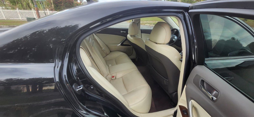 2011 Lexus IS Image 4