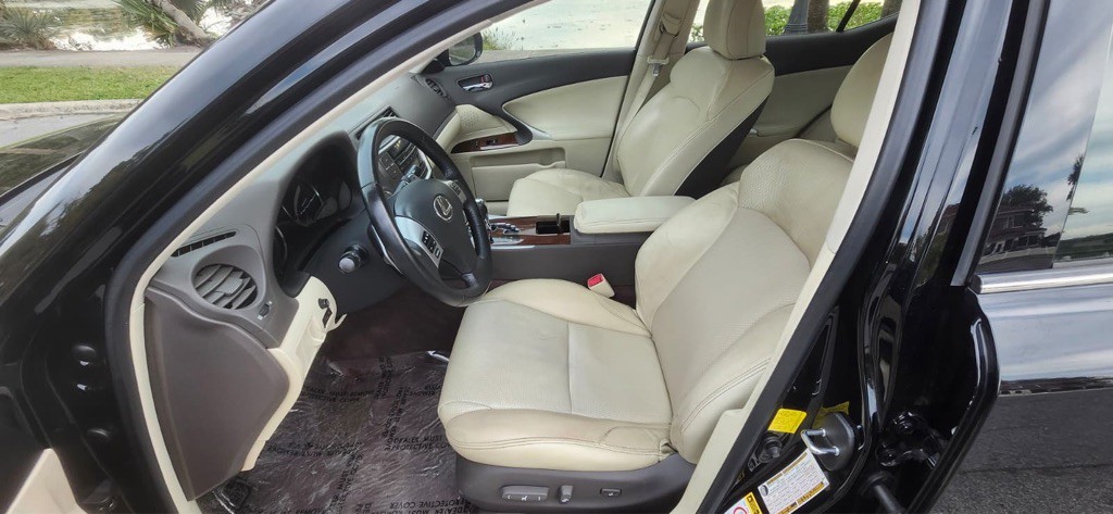 2011 Lexus IS Image 9